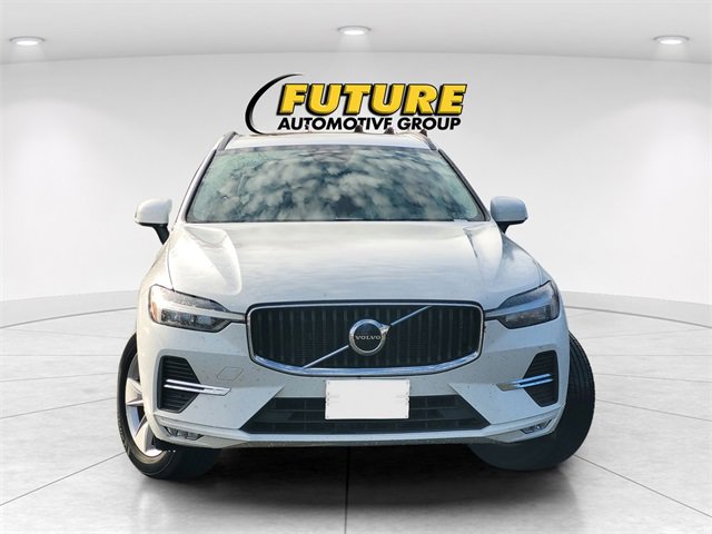 2022 Volvo XC60 B5 Momentum photo 2