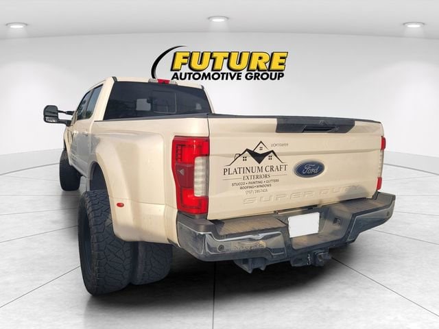 2017 Ford Super Duty F-350 DRW Lariat photo 3
