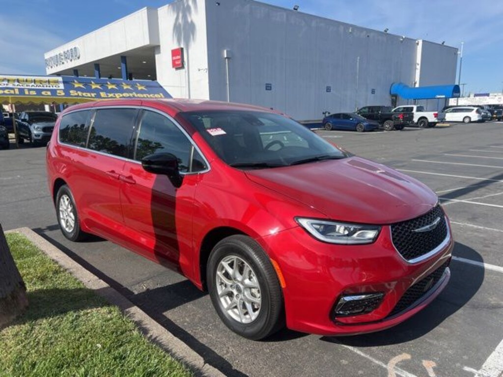 Used 2025 Chrysler Pacifica Select Minivan/Van