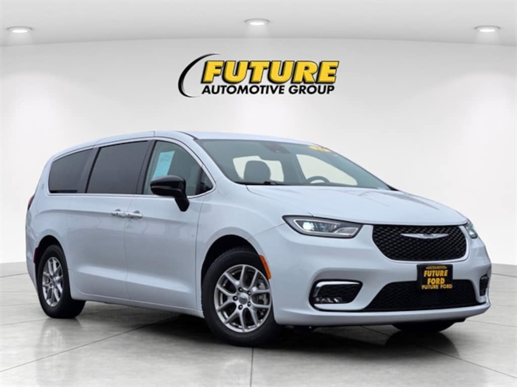 Used 2024 Chrysler Pacifica Touring L Minivan/Van