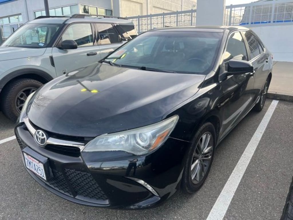 Used 2015 Toyota Camry SE Sedan