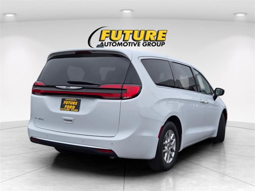 Used 2024 Chrysler Pacifica Touring L Minivan/Van