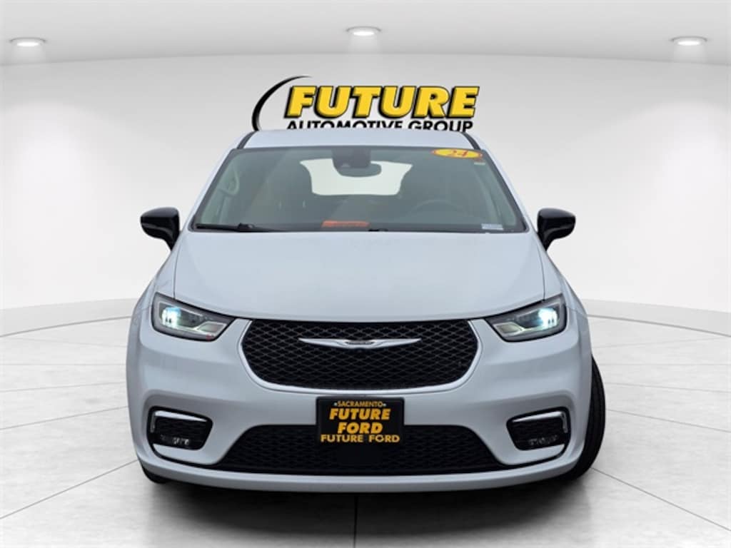 Used 2024 Chrysler Pacifica Touring L Minivan/Van