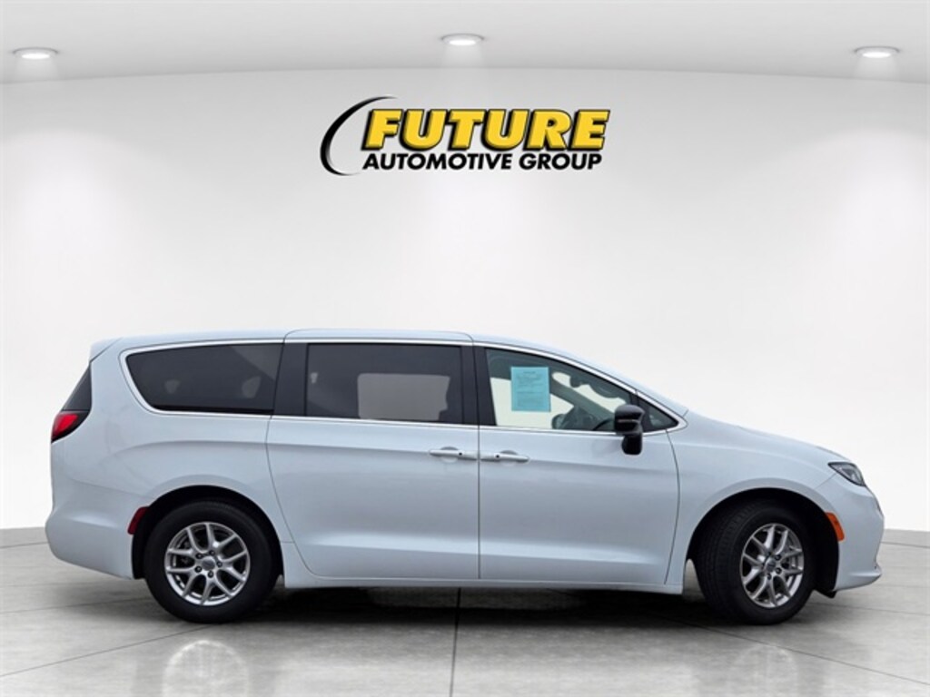 Used 2024 Chrysler Pacifica Touring L Minivan/Van
