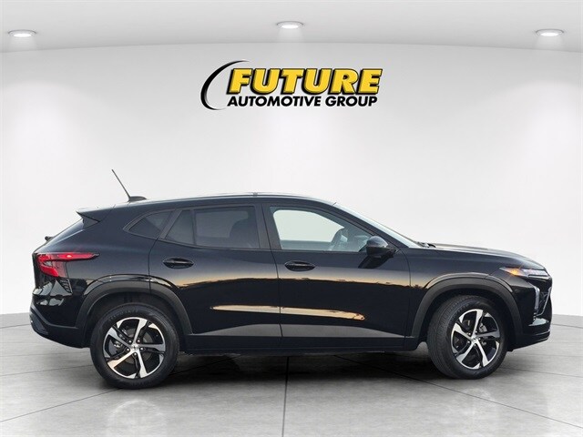 2024 Chevrolet Trax photo 2
