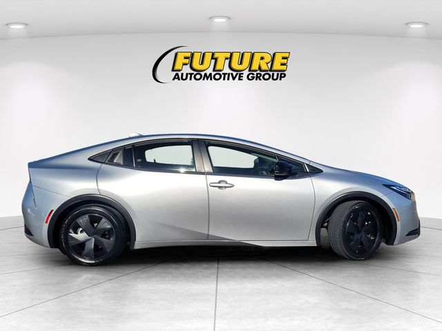 2024 Toyota Prius LE photo 2