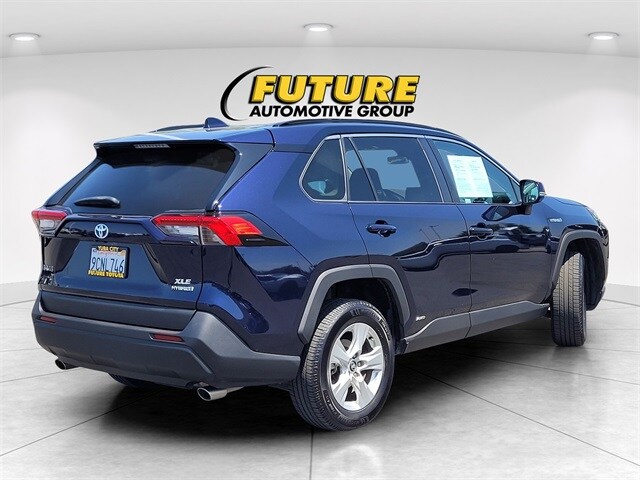 2020 Toyota RAV4 Hybrid XLE photo 3