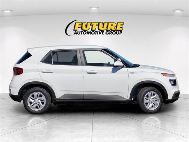 2025 Hyundai Venue SE photo 2
