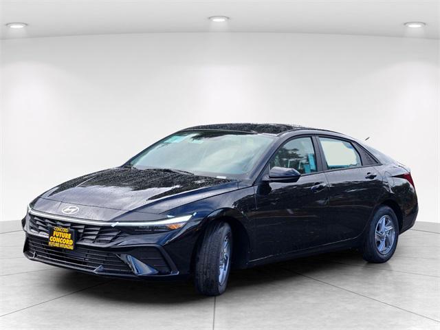 2026 Hyundai Elantra SE photo 2