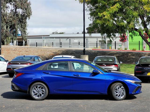 2025 Hyundai Elantra Hybrid Blue photo 2