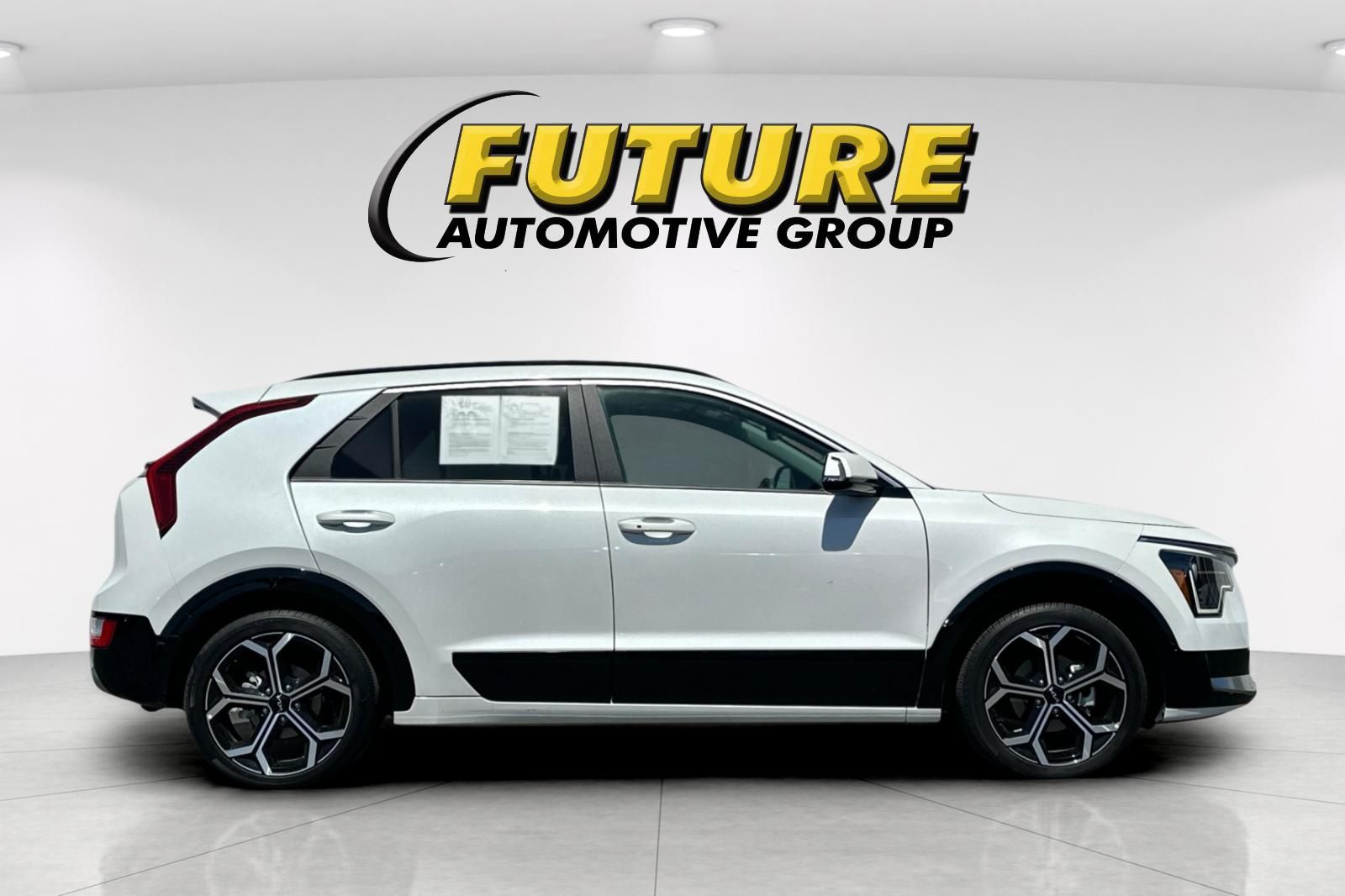 2024 Kia Niro EX Touring photo 2