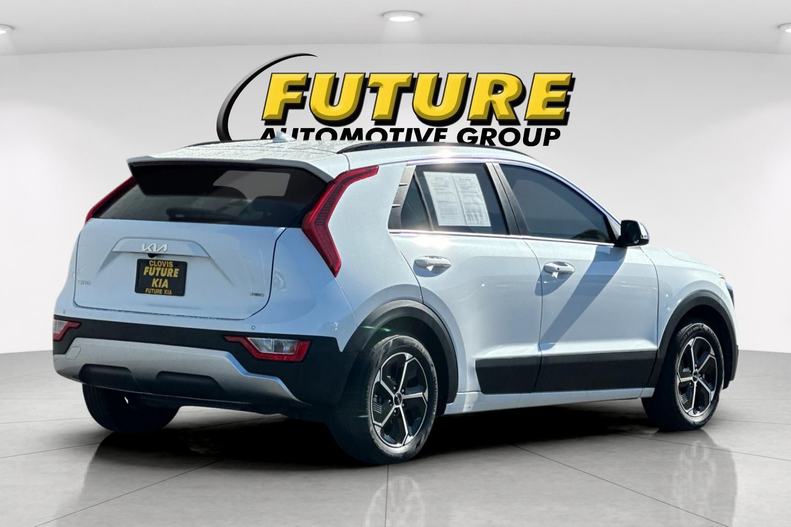 2023 Kia Niro EX photo 2