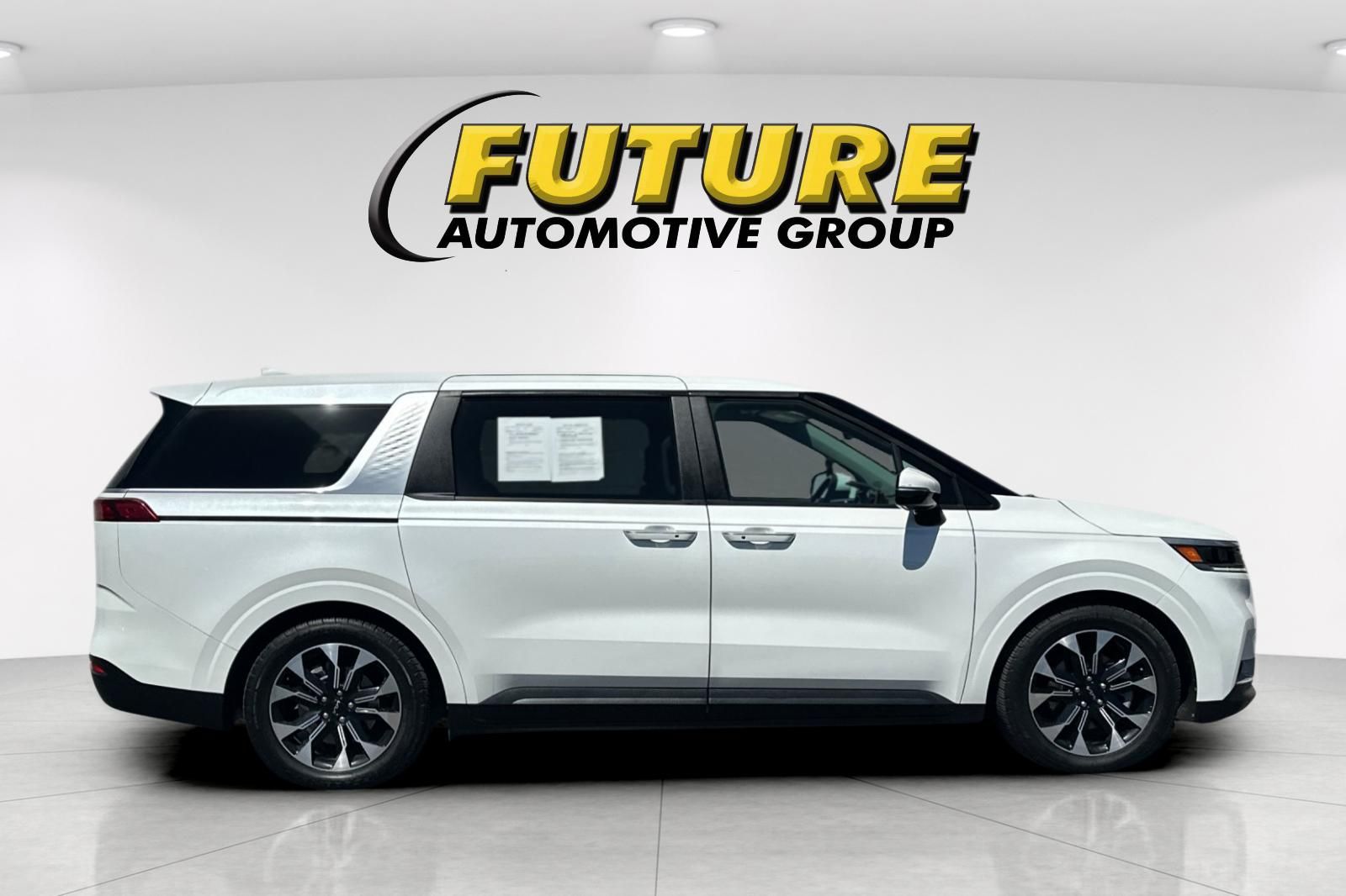 2023 Kia Carnival EX photo 2