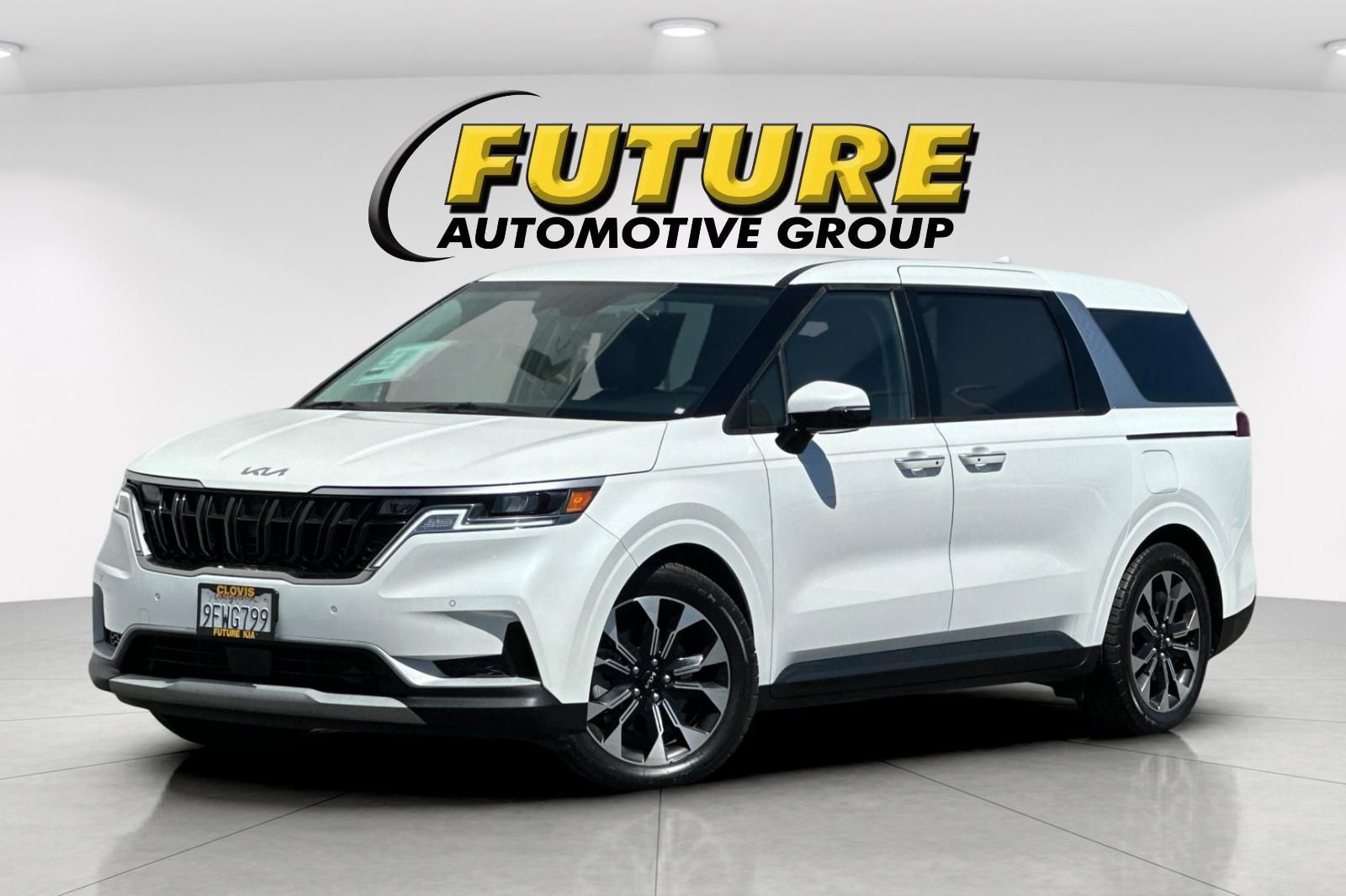 2023 Kia Carnival EX photo 3