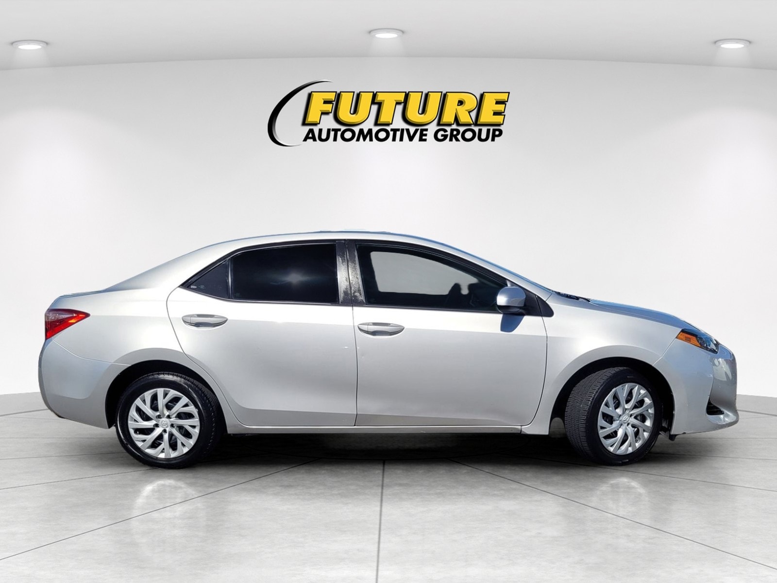 2019 Toyota Corolla LE photo 2