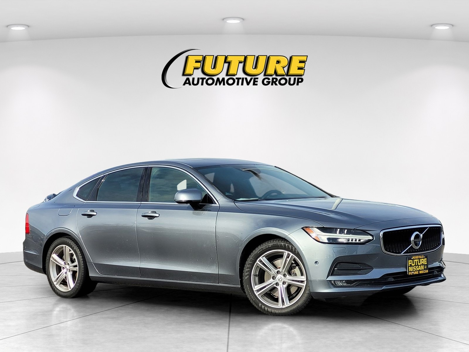 2017 Volvo S90 Momentum's photo