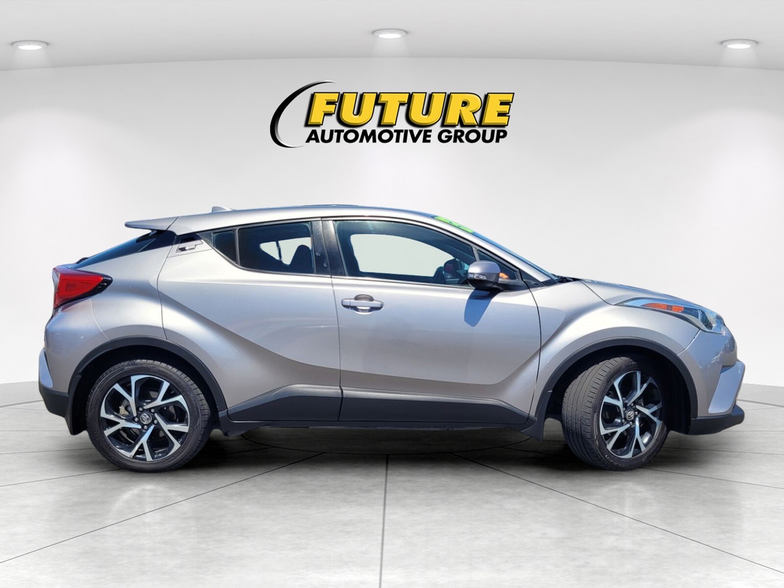 2018 Toyota C-HR XLE Premium photo 3