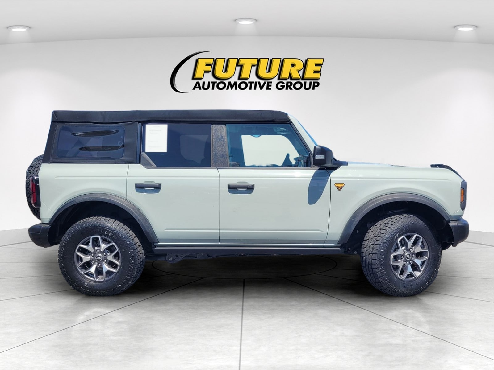 2023 Ford Bronco Badlands photo 2
