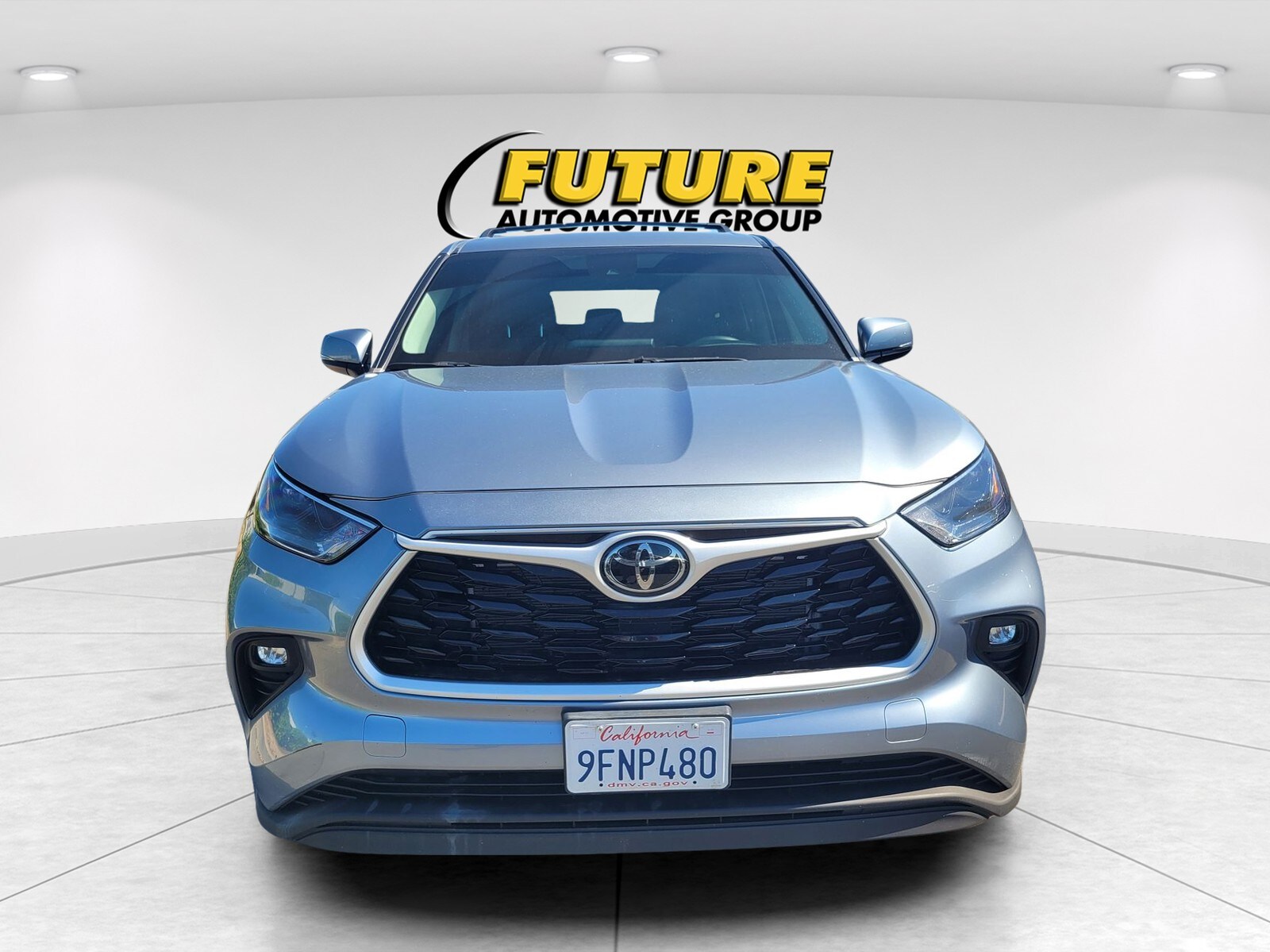 2023 Toyota Highlander LE photo 2