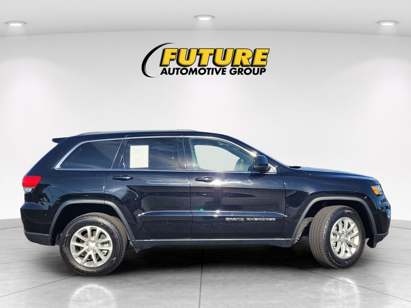 2021 Jeep Grand Cherokee Laredo X photo 3