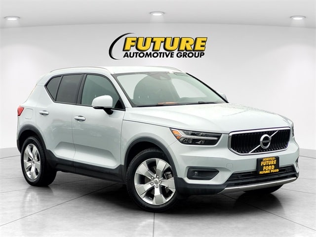 2021 Volvo XC40 Momentum's photo