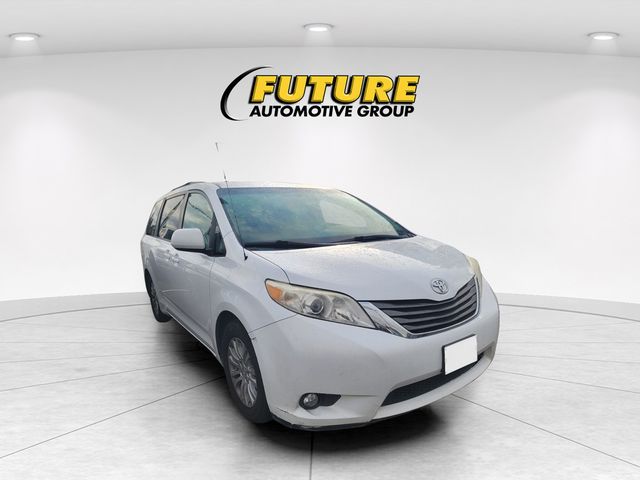 2013 Toyota Sienna XLE V6 7-Passenger Access Seat's photo