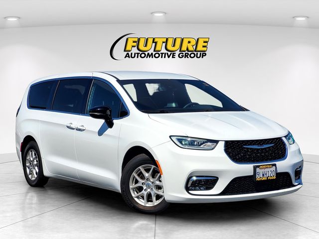 2024 Chrysler Pacifica Touring's photo