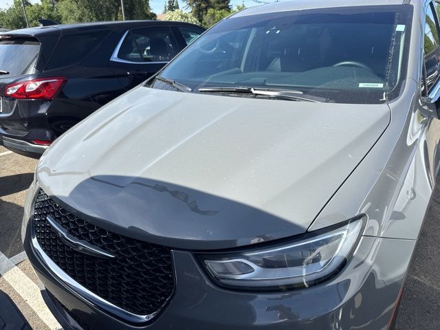 2023 Chrysler Pacifica Touring L's photo