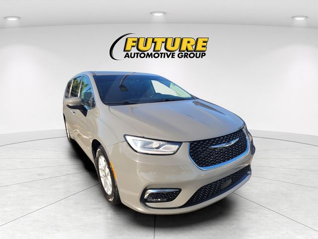2023 Chrysler Pacifica Touring L's photo