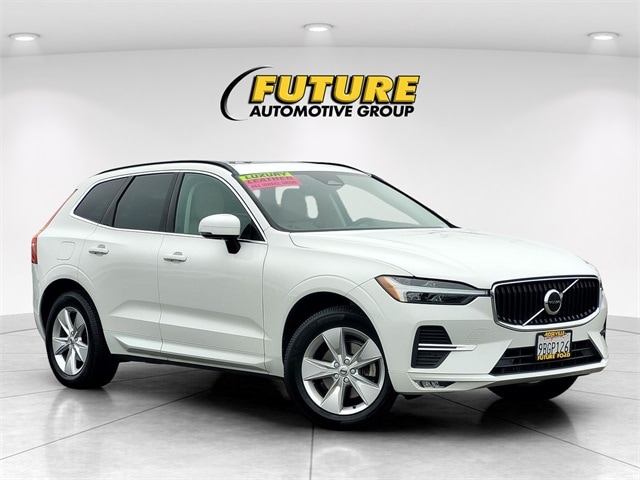 2022 Volvo XC60 Momentum's photo