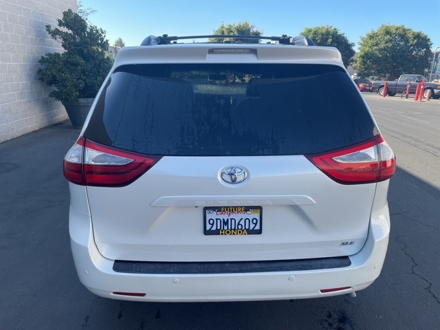 2015 Toyota Sienna XLE photo 4