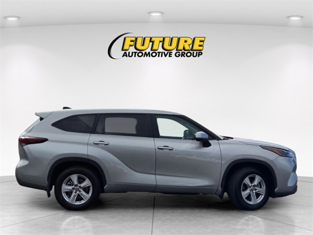 Used 2024 Toyota Highlander LE SUV