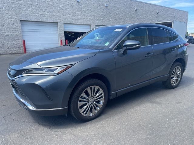 2022 Toyota Venza Limited photo 3