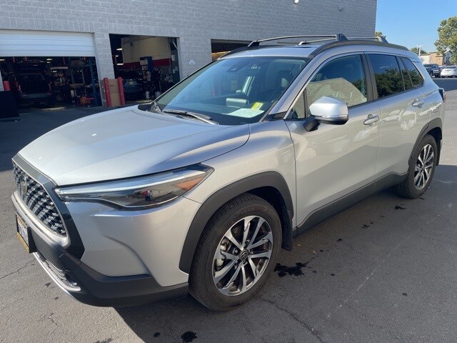 2022 Toyota Corolla Cross XLE photo 3