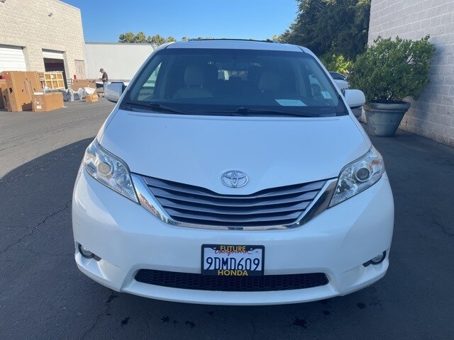 2015 Toyota Sienna XLE photo 2