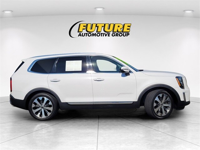2022 Kia Telluride EX photo 2