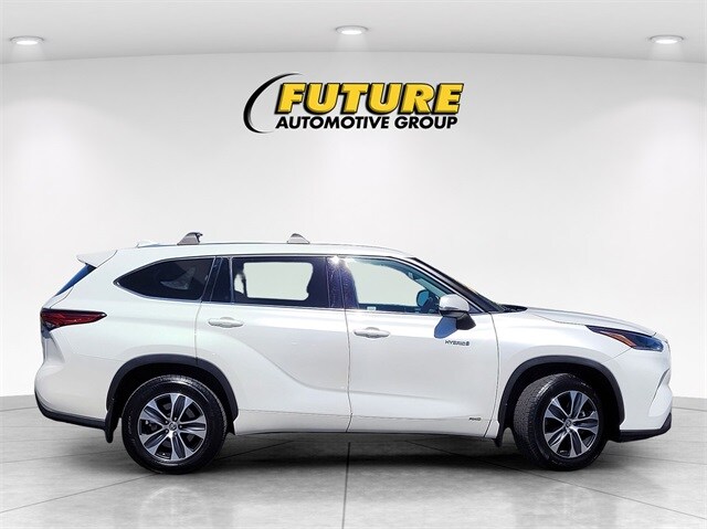 2021 Toyota Highlander Hybrid XLE photo 2