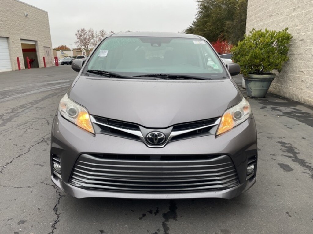 Used 2020 Toyota Sienna XLE Premium Minivan/Van