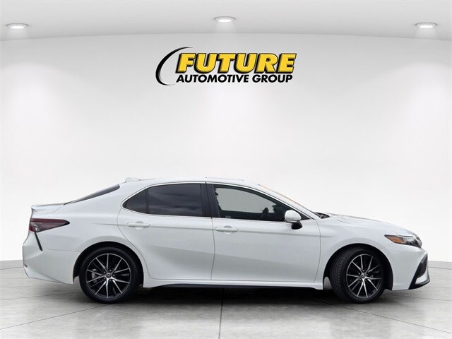 2022 Toyota Camry SE photo 3