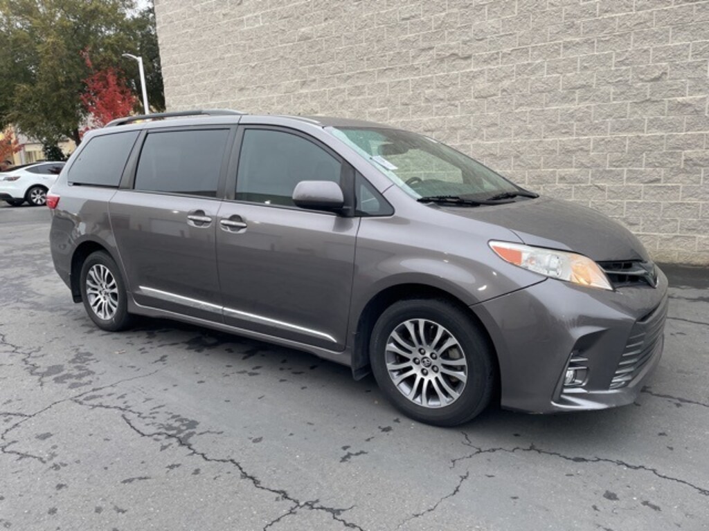 Used 2020 Toyota Sienna XLE Premium Minivan/Van