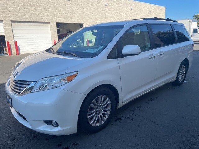 2015 Toyota Sienna XLE photo 3
