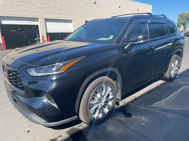 2023 Toyota Highlander L photo 3