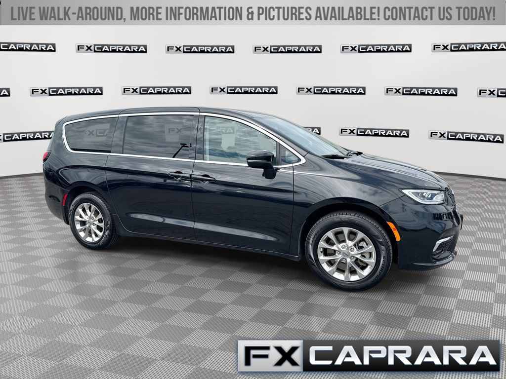 2023 Chrysler Pacifica Touring L AWD's photo