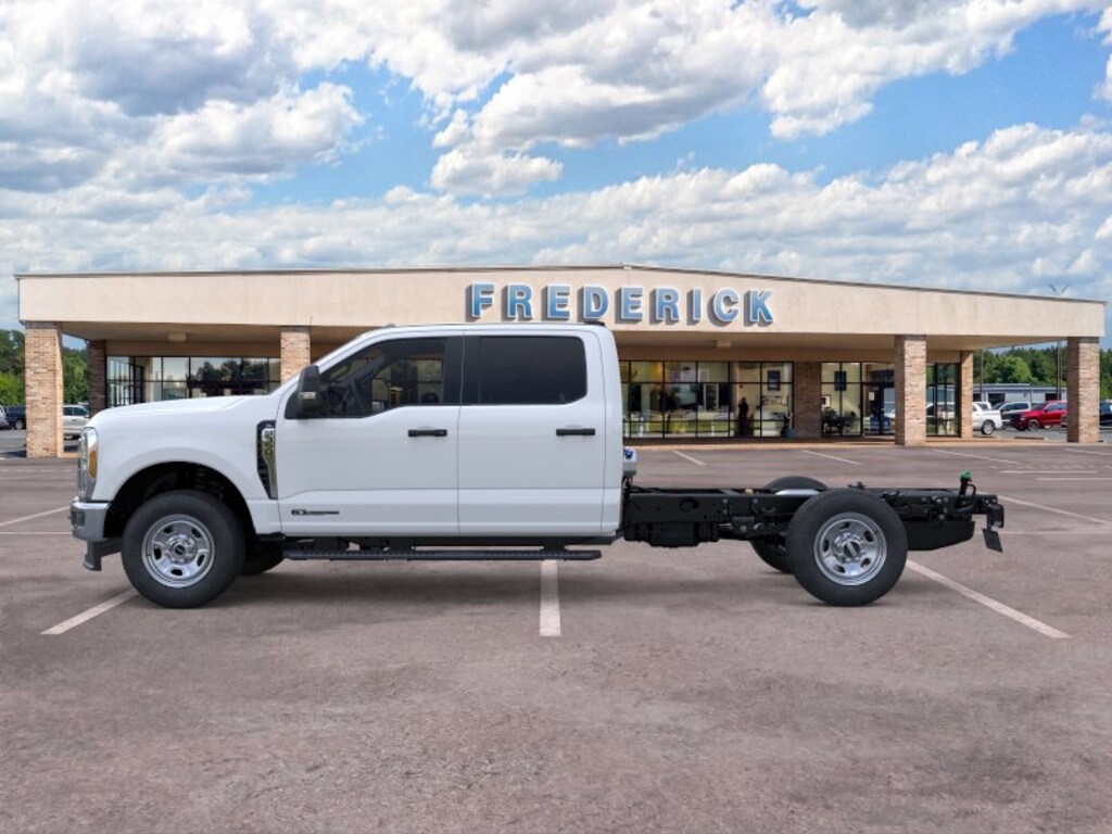 New 2026 Ford Super Duty F-350 SRW Chassis Cab F-350® XL 4WD Crew Cab 179 WB 60 CA