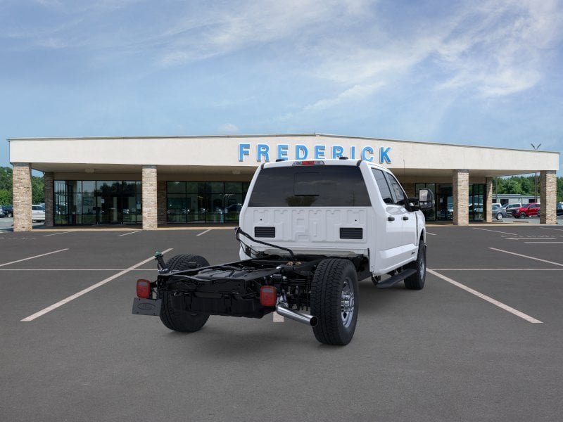 2026 Ford Super Duty F-350 SRW Chassis Cab F-350 XL 4WD Crew Cab 179 WB 60 CA