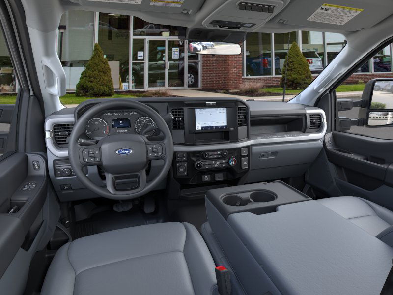 2025 Ford F-600 photo 2