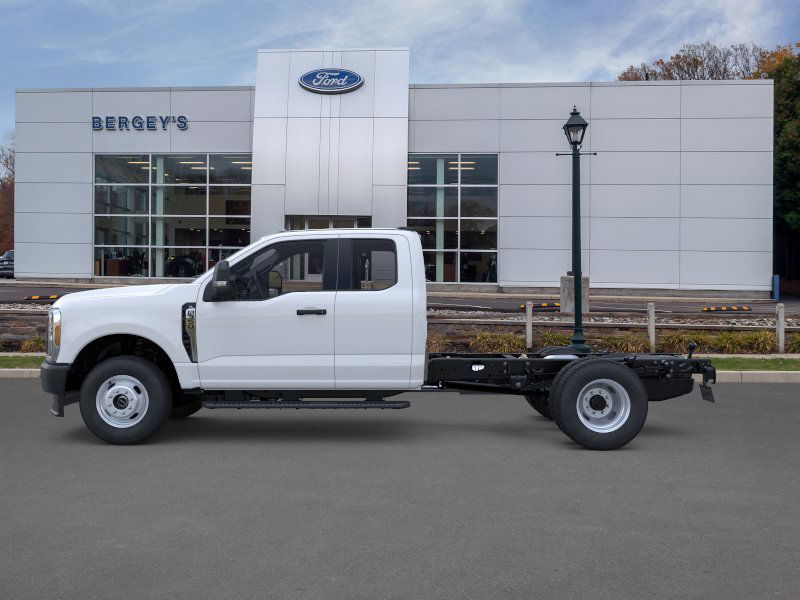 2025 Ford F-350 Super Duty Chassis Cab XL - Photo 39