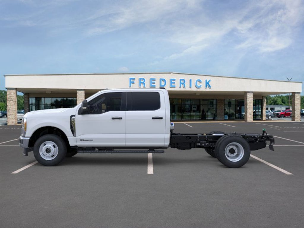 New 2025 Ford Super Duty F-350 DRW F-350 XL 4WD Crew Cab 179 WB 60 CA