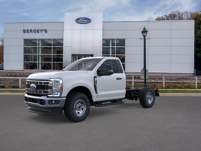 2025 Ford F-350 Super Duty Chassis Cab XLT - Photo 33