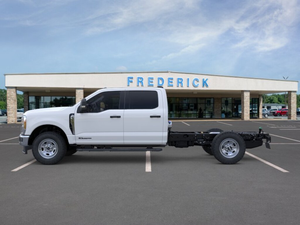 New 2026 Ford Super Duty F-350 SRW Chassis Cab F-350 XL 4WD Crew Cab 179 WB 60 CA